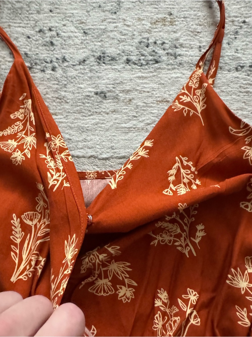 💕 🆕 Cupshe wrap mini dress in caramel brown and cream wildflowers print - Picture 10 of 14